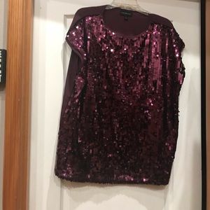 Women’s sparkling sleeveless shirt.